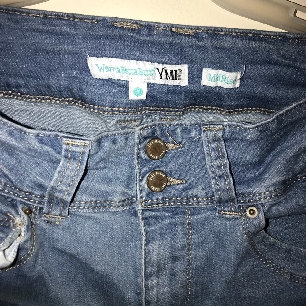 “Wanna Betta butt?” Jeans!😉 light blue small rips